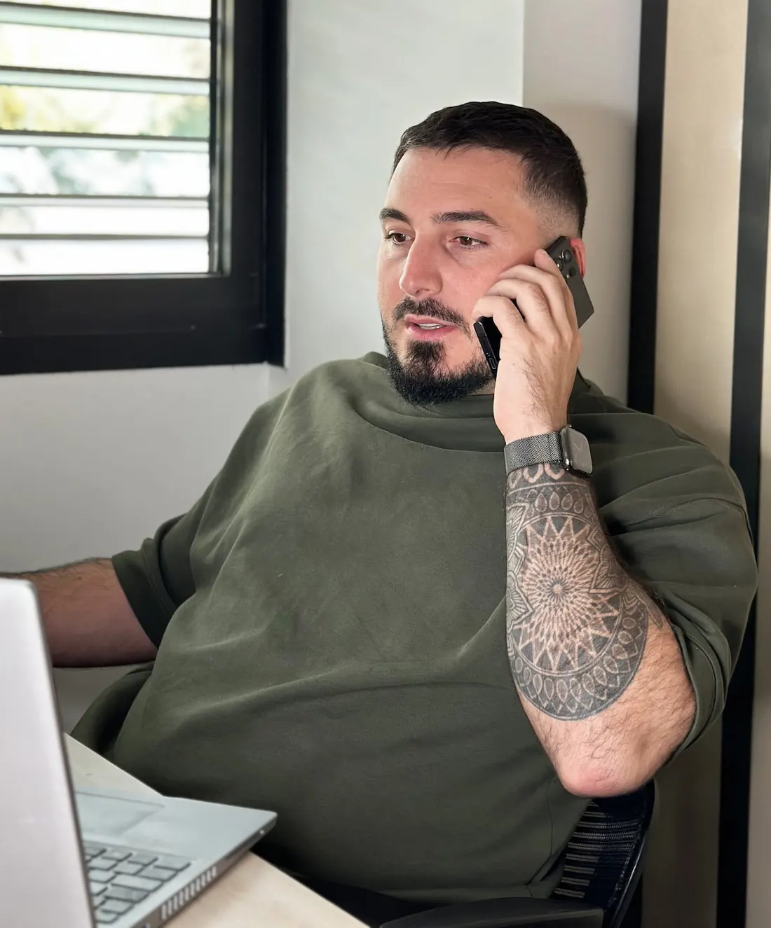 Julien Cadoret, directeur général de WEMAD, au téléphone avec un client