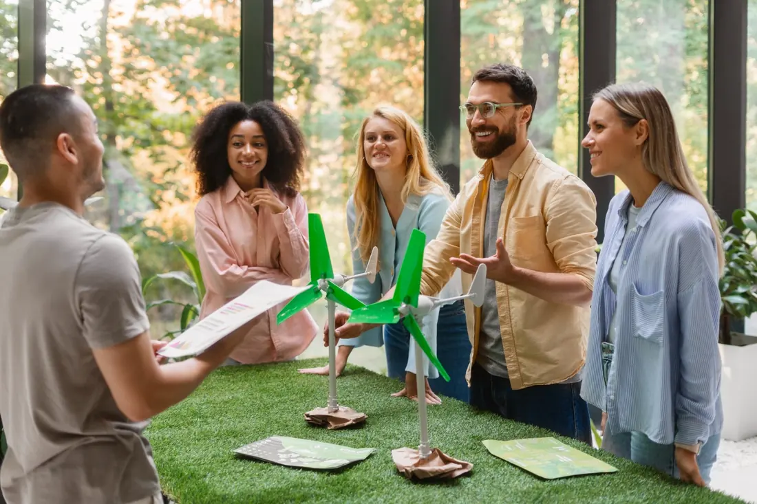 Collaborateurs en atelier de travail pendant un séminaire