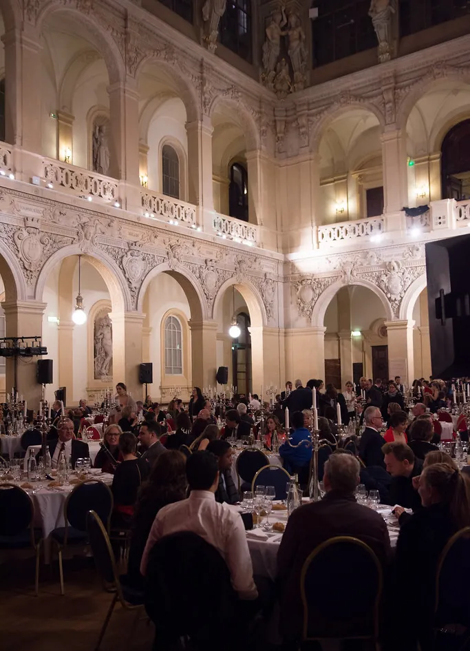 Dîner de gala dans une salle historique