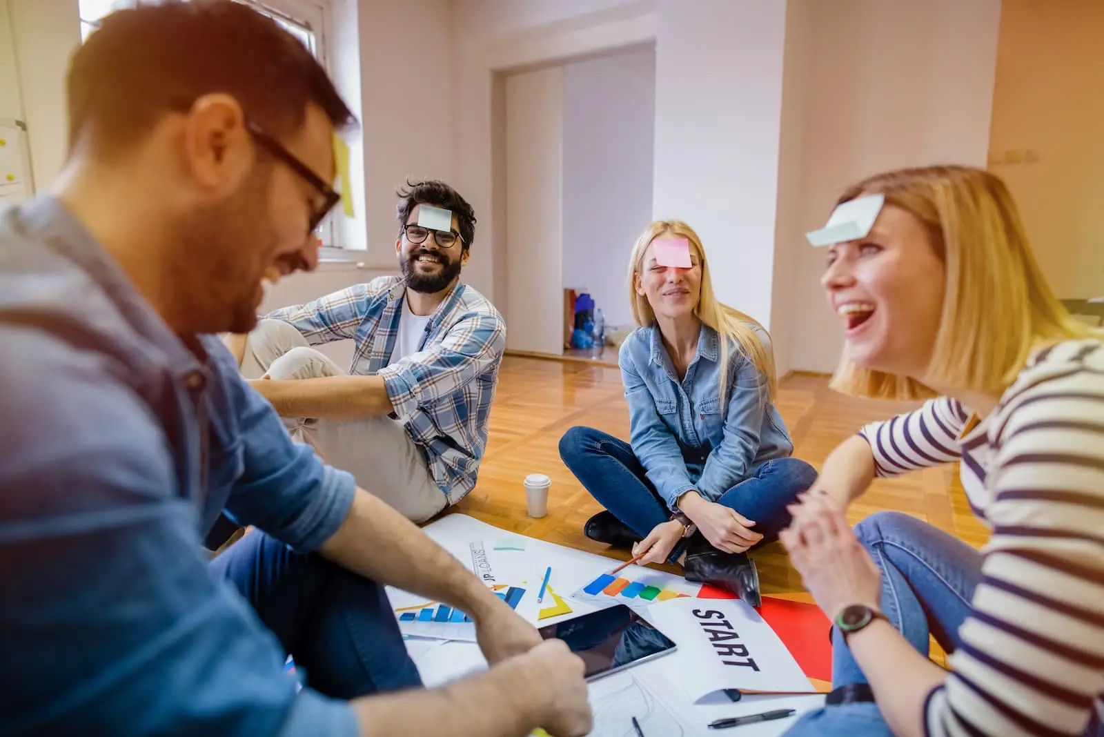 Collègues pendant un jeu d'équipe